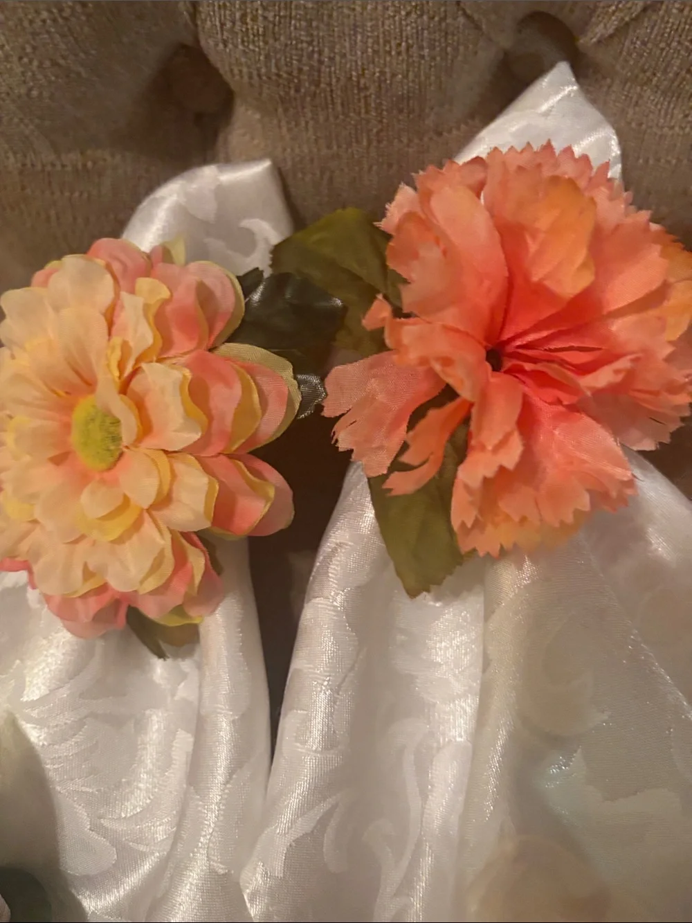 Six White easy care napkins and 6 beautiful floral napkin rings